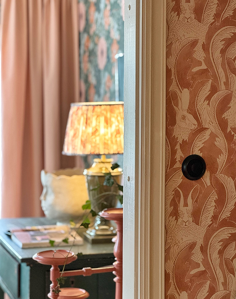 Detaljbild av tapeten Hares in hiding hos Lina Isakssons studio