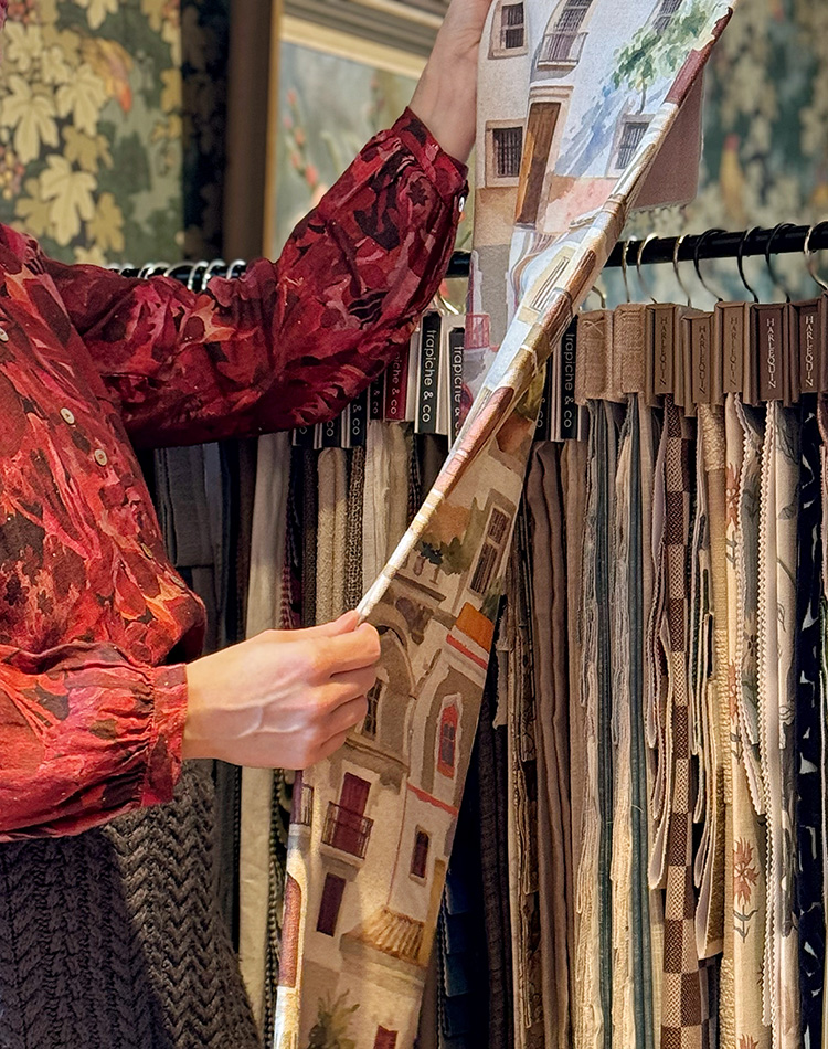 Lina Isaksson håller upp en gardin