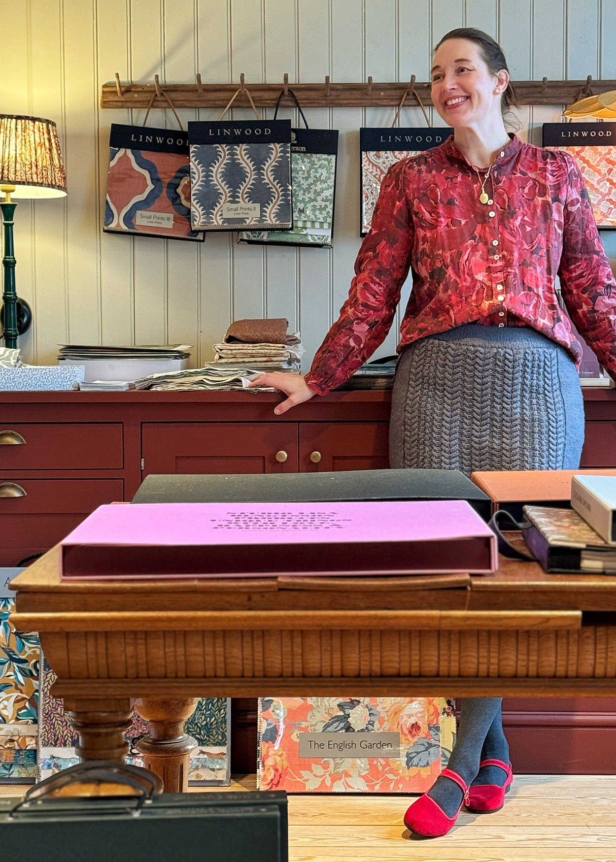 Inredaren Lina Isaksson står vid sin atelje 