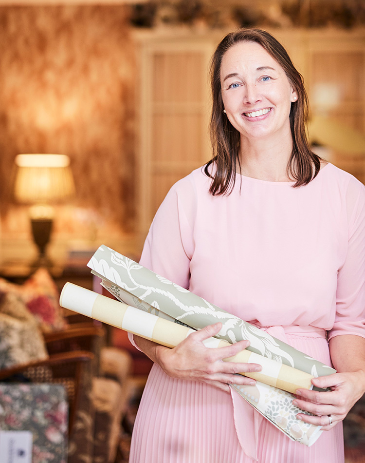 Porträtt på Lina Isaksson utanför sin studio i Tenhult