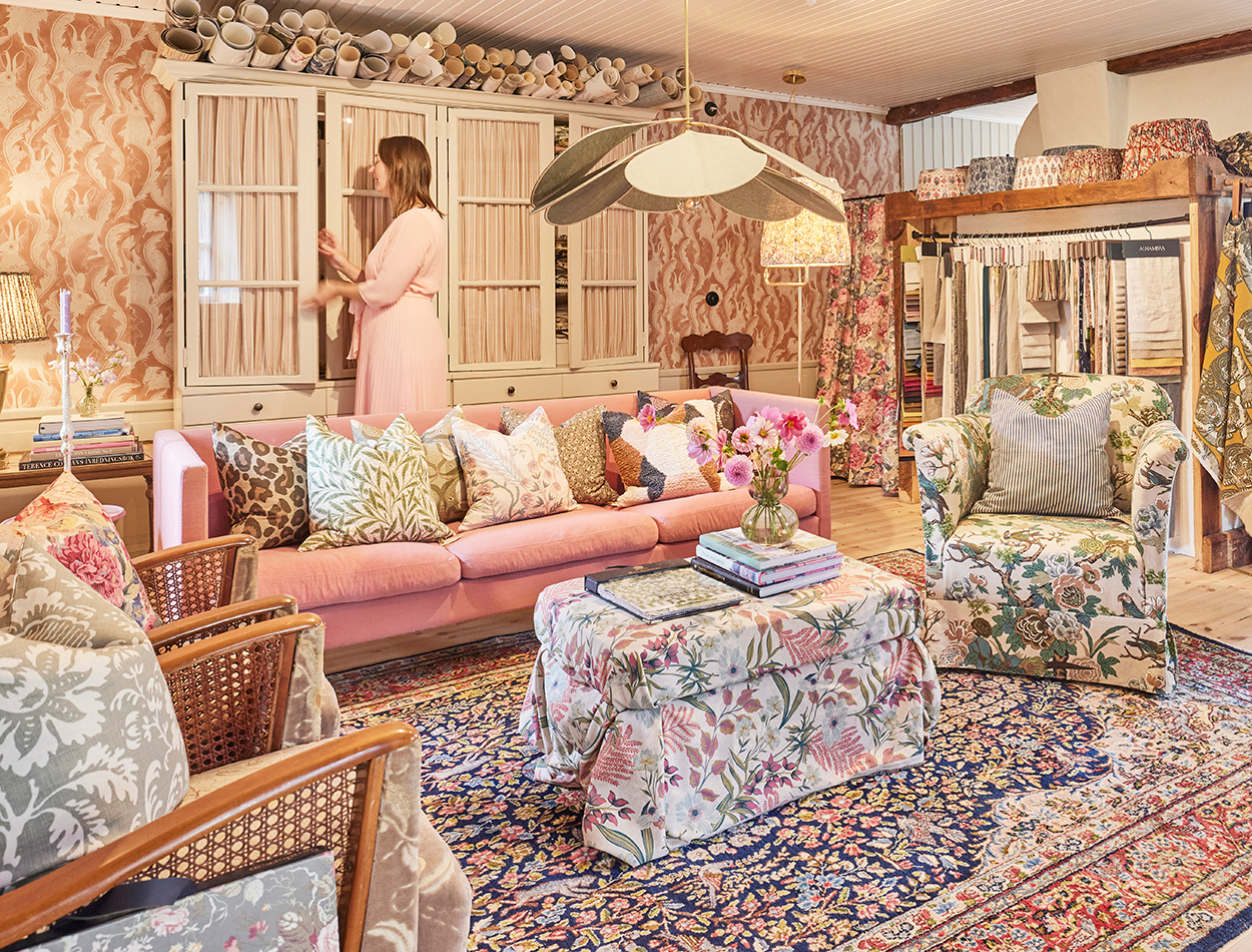 Lina Isaksson hämtar tapeter