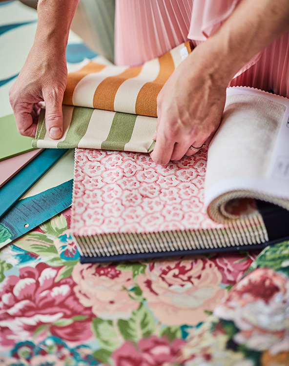 Linas tapetmatchning Lina Isaksson visar tyger och tapeter i en matchning