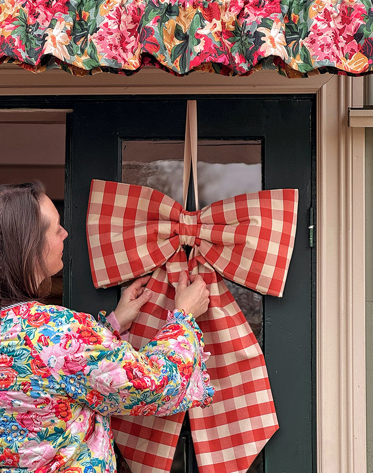Lina Isaksson sätter upp en tygrosett