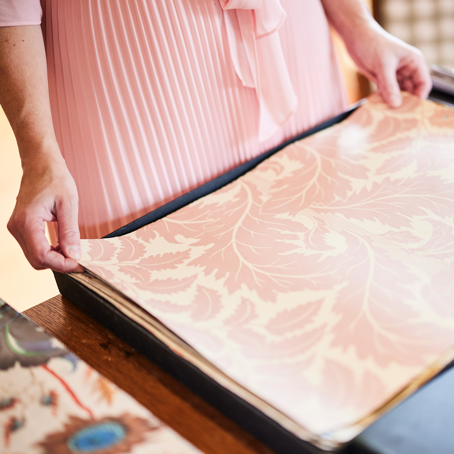 Tapetmatchning i Lina Isakssons studio