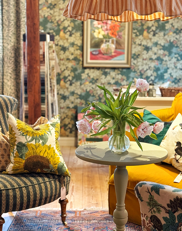 Tyger, gardiner och kuddar från Lina Isakssons studio