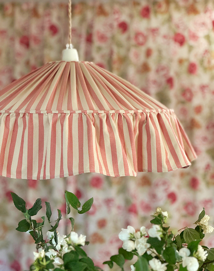 Tyglampan Charlotte i ett rosa tyg hos Lina Isakssons kök