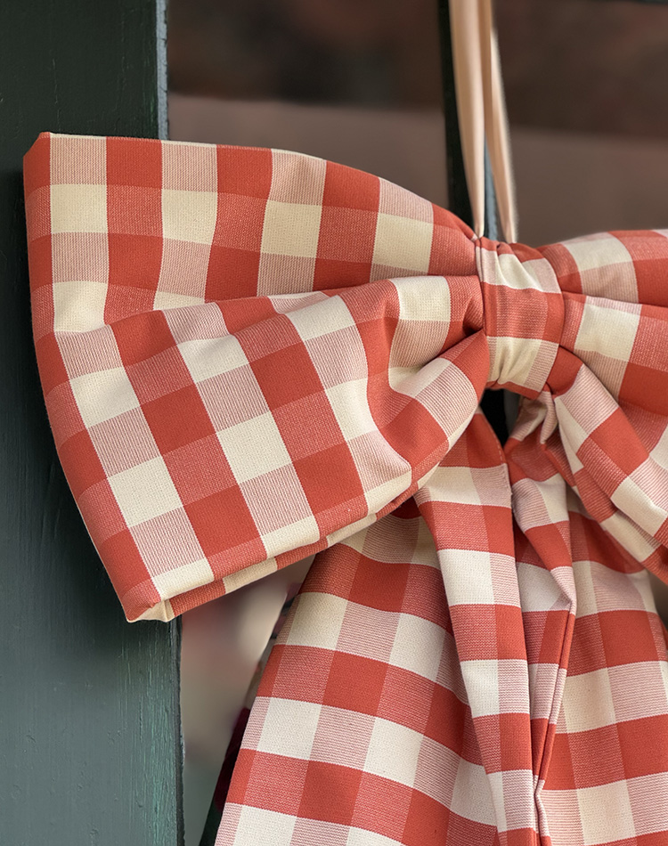 Närbild av tygrosetten Rose av Lina Isaksson