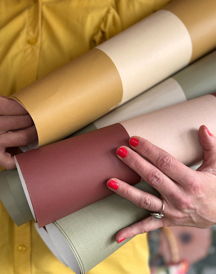 Randiga tapeter från Ulricehamns Tapetfabrik i butik Lina Isaksson Interior Design AB